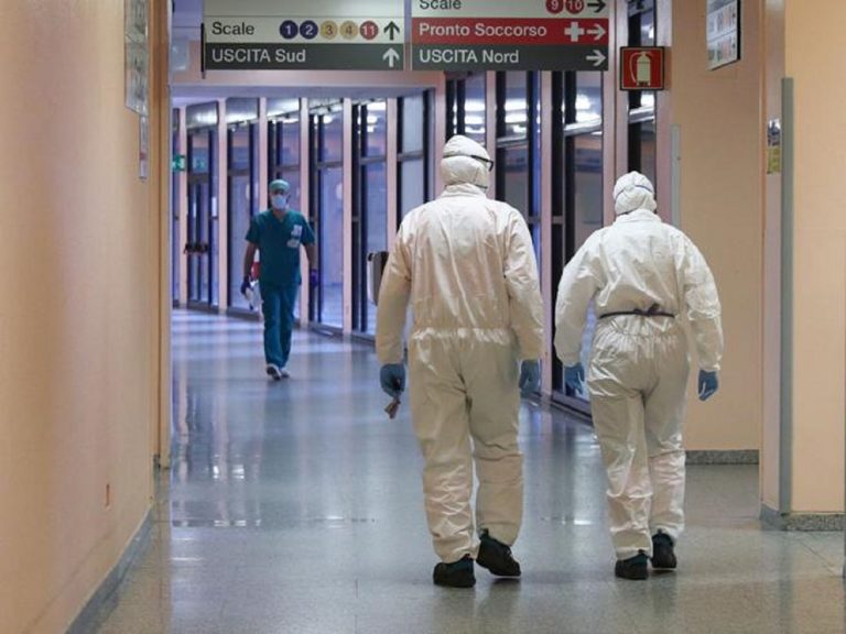 La lotta dei no vax: sempre maggiori le sospensioni