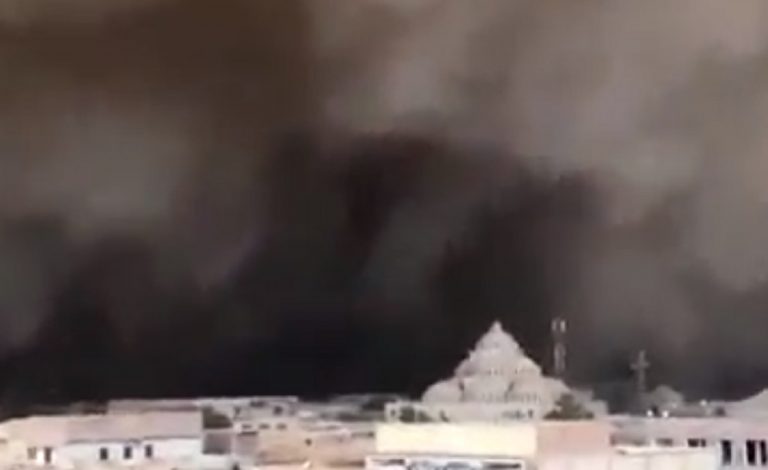 Un terrificante scatto della tempesta di sabbia