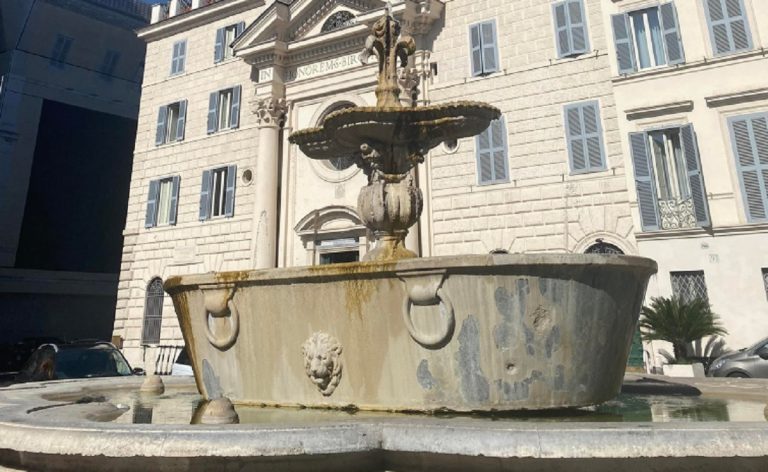 turisti bagno piazza Farnese
