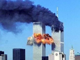 Un terrificante scatto dell'impatto contro le Twin Towers