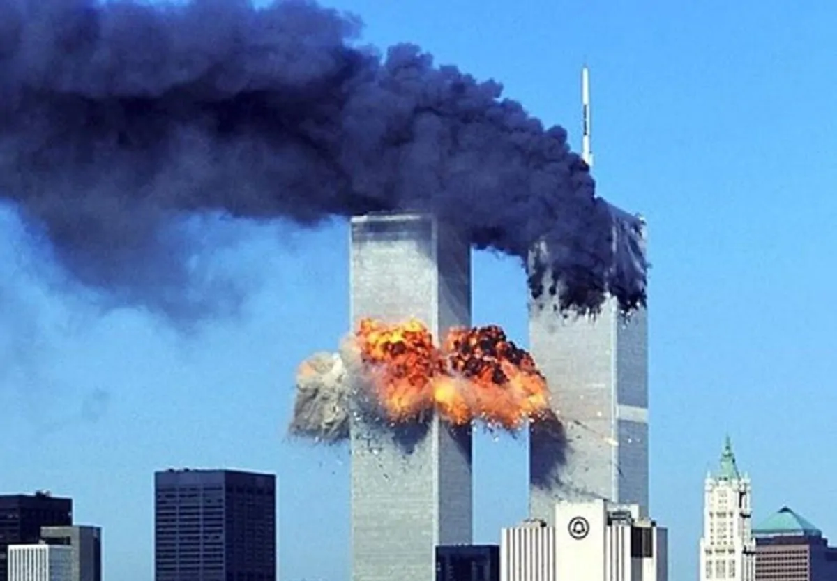 Un terrificante scatto dell'impatto contro le Twin Towers