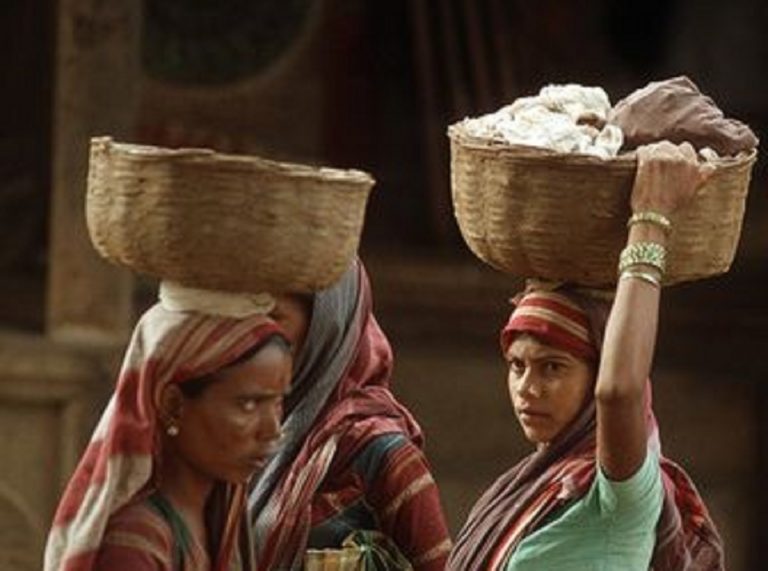 India, accusato di stupro, condannato a fare il bucato