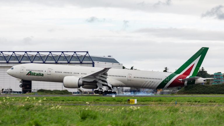 Alitalia, problemi con bagagli: la compagnia esorta all'uso del bagaglio a mano