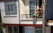 Amante fugge dal balcone