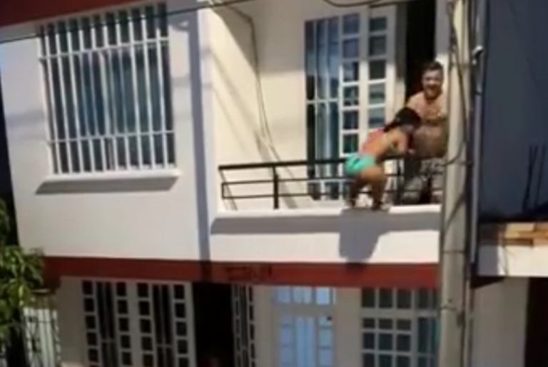 Amante fugge dal balcone