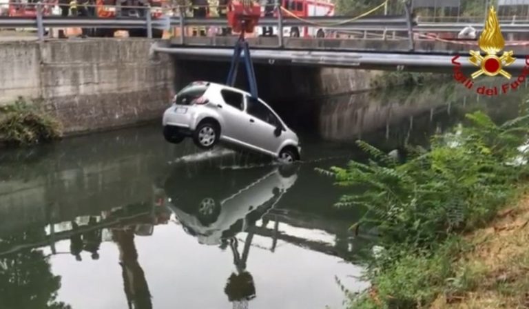Auto finisce nel naviglio