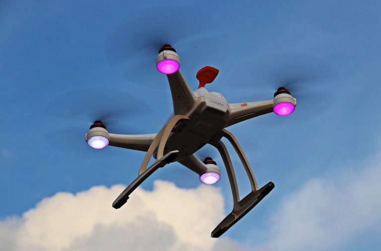 Drone in volo per misurare temperatura bagnanti a Roma
