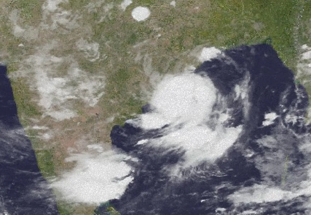 Un'immagine satellitare del 25 settembre con il vortice di Gulab che lambisce l'India