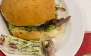 La raccapricciante foto postata su Twitter del dito trovato nell'hamburger