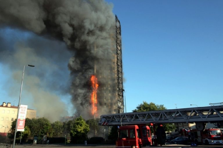 Incendio a Milano, la copertura del grattacielo bruciato non era in Alucobond