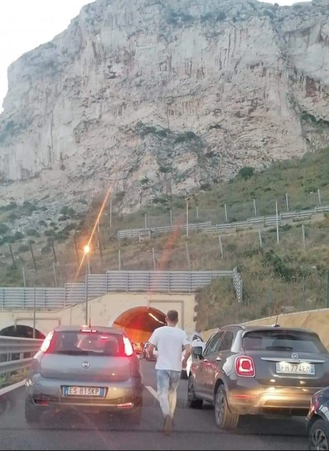 Furgone si ribalta sulla Palermo-Mazara del Vallo, autostrada chiusa