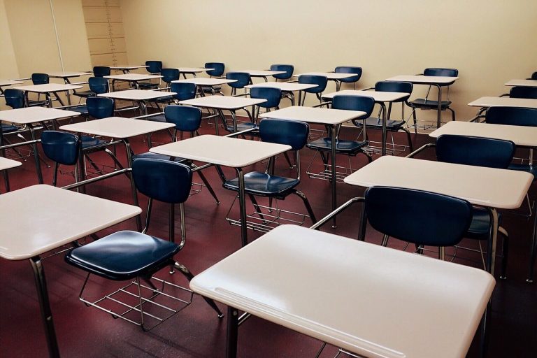 Maestra taglia i capelli ad un’alunna