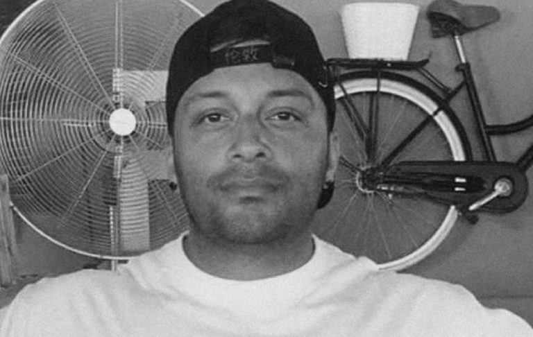 Cantante no vax morto