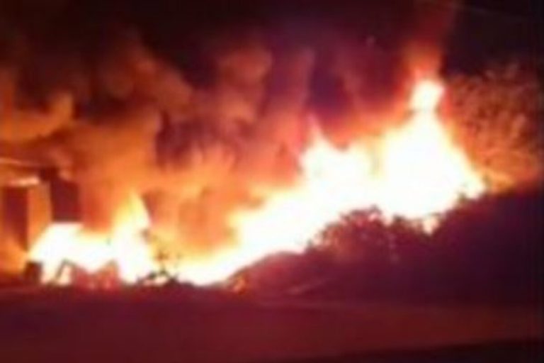 Incendio a Napoli, rifiuti a fuoco