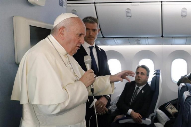 Papa: 'Ci sono no vax tra i cardinali, uno è ricoverato'