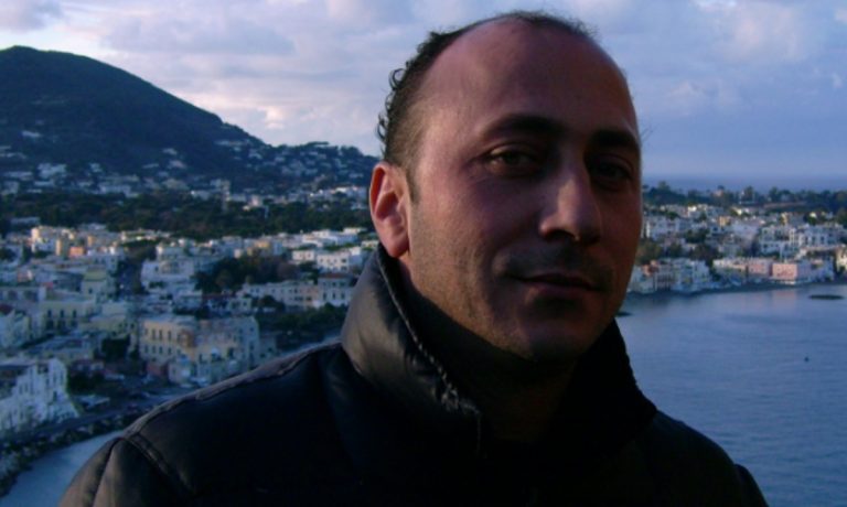 Papà morto mentre accompagna le figlie a scuola