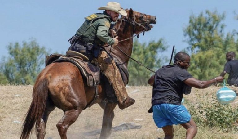 Usa, poliziotti frustano migranti al confine messicano