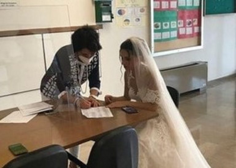 Il momento della presa di incarico in abito da sposa