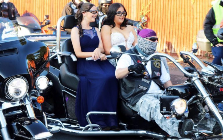 Giovane 15enne affetta da Asperger e vittima di bullismo, il gesto di centinaia di motociclisti