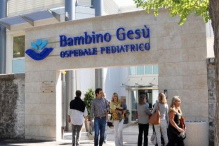 Ragazza di 11 anni caduta dal balcone
