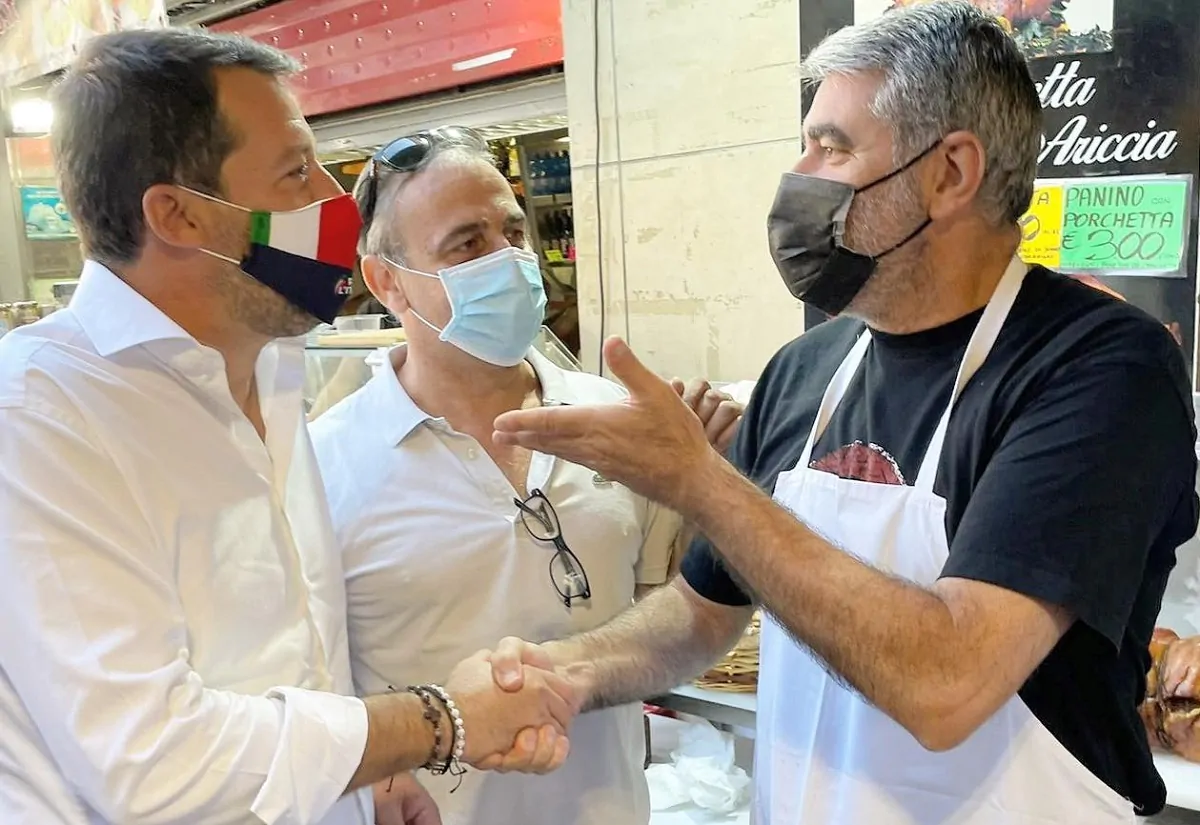 Matteo Salvini a Milano con un commerciante