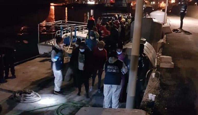 Lampedusa, nella notte sbarchi da oltre 700 migranti