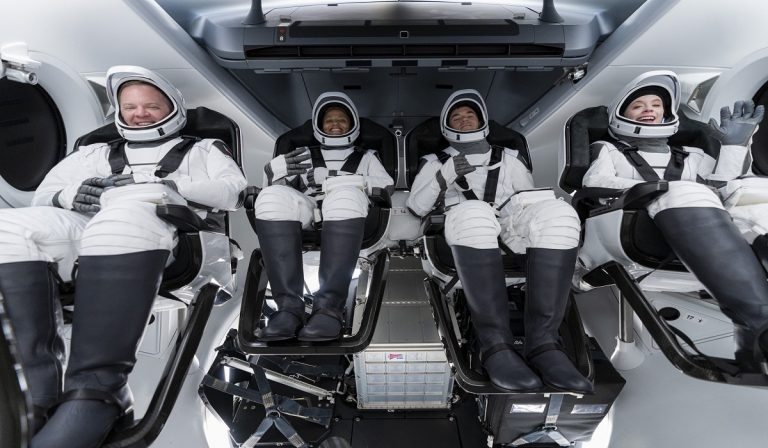 SpaceX, decollo Falcon 9 con civili "in gita spaziale"