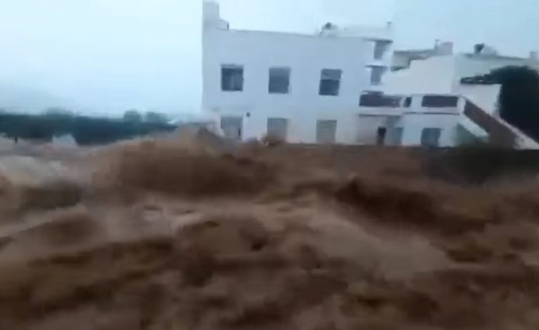 L'impressionante massa d'acqua fuori controllo in una città spagnola