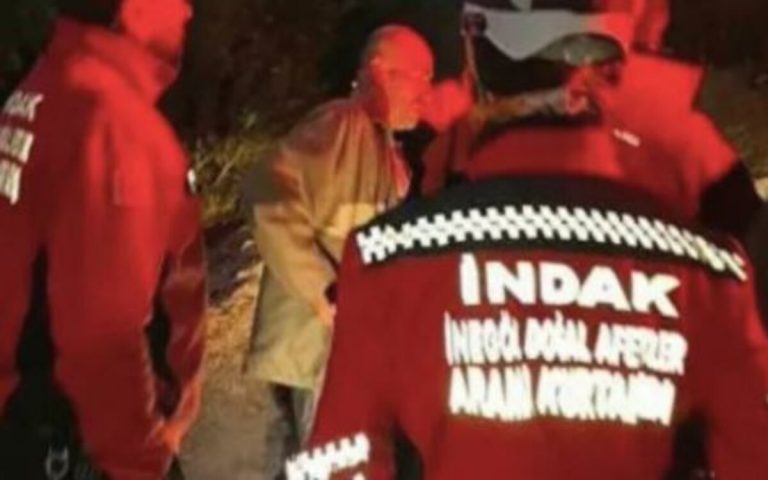 Uomo ubriaco partecipa alle ricerche di se stesso