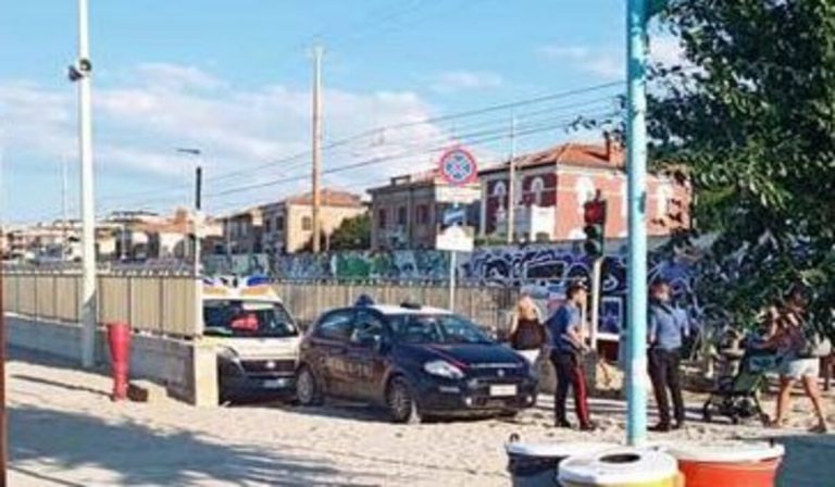 Uomo trovato morto in una cabina