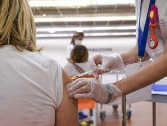 Vaccini, effetto Green pass: dopo l’estensione crescono prenotazioni