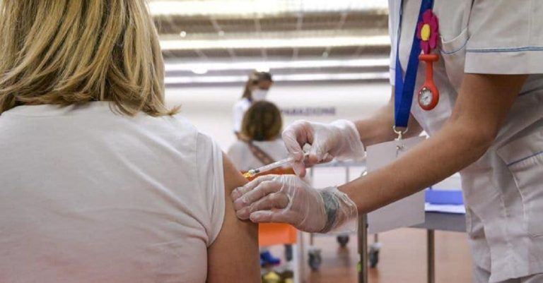 Vaccini, effetto Green pass: dopo l’estensione crescono prenotazioni