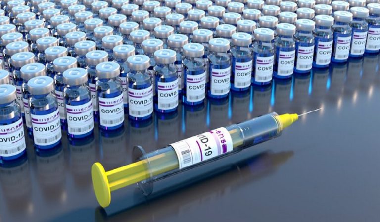 Terza dose del vaccino Covid assieme all'antinfluenzale, il piano del Ministero