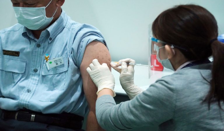 Vaccino Covid, in Giappone trovate fiale Pfizer contaminate