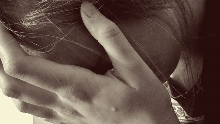 Rovereto, uomo adesca la figlia della compagna sui social e poi la violenta: arrestato