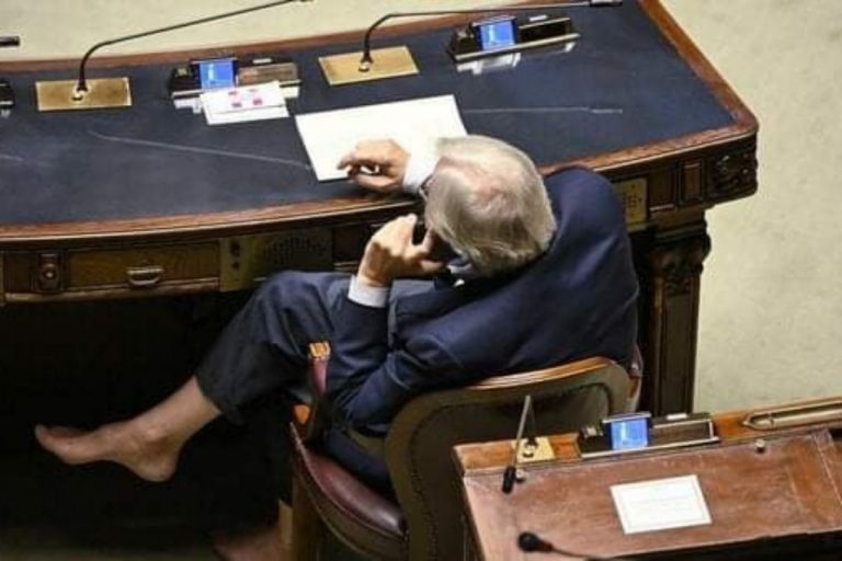 Vittorio Sgarbi scalzo Camera