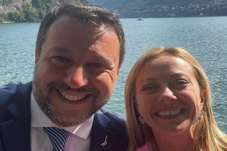 abbraccio salvini meloni