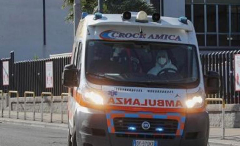 bambina travolta auto vicino