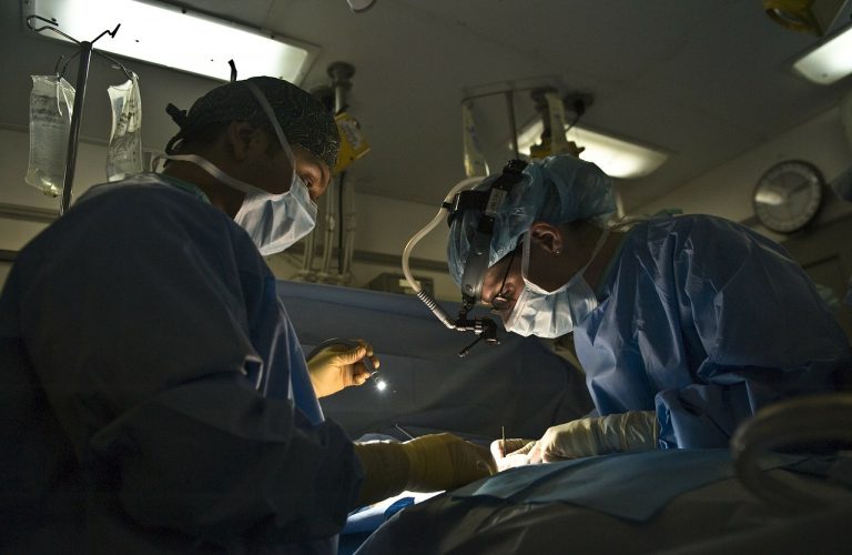 Blackout in sala operatoria a Bari: medici costretti ad operare con la luce del telefonino