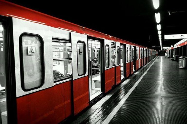 donna tenta suicidio metro