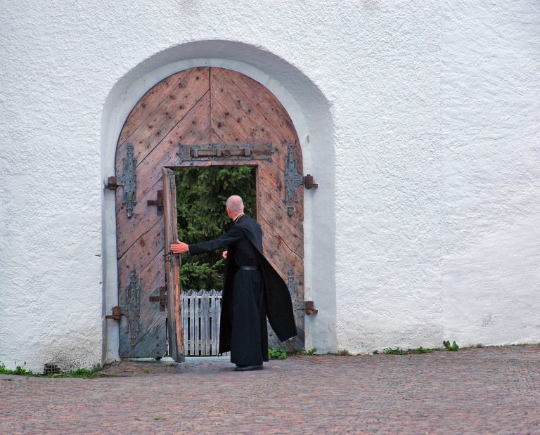 Vescovo lascia la Chiesa per amore