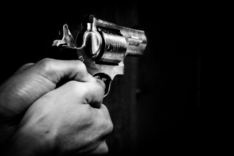 Un uomo avrebbe tentato di uccidere la compagna e si è suicidato