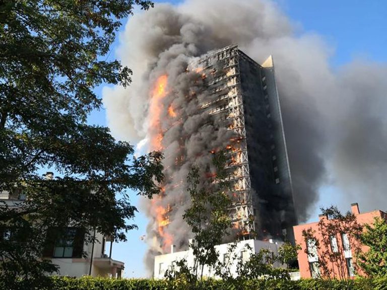 incendio milano sigaretta
