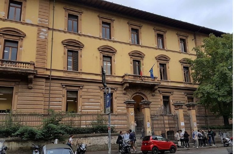 due persone si intrufolano al liceo dante firenze