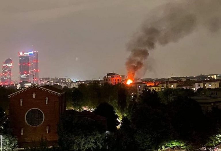 Un'immagine dell'incendio serale a via Paravia