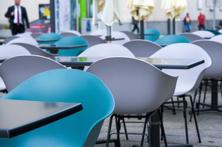 ristorante vuoto sicilia zona gialla