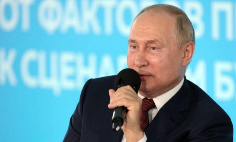 studente corregge Putin