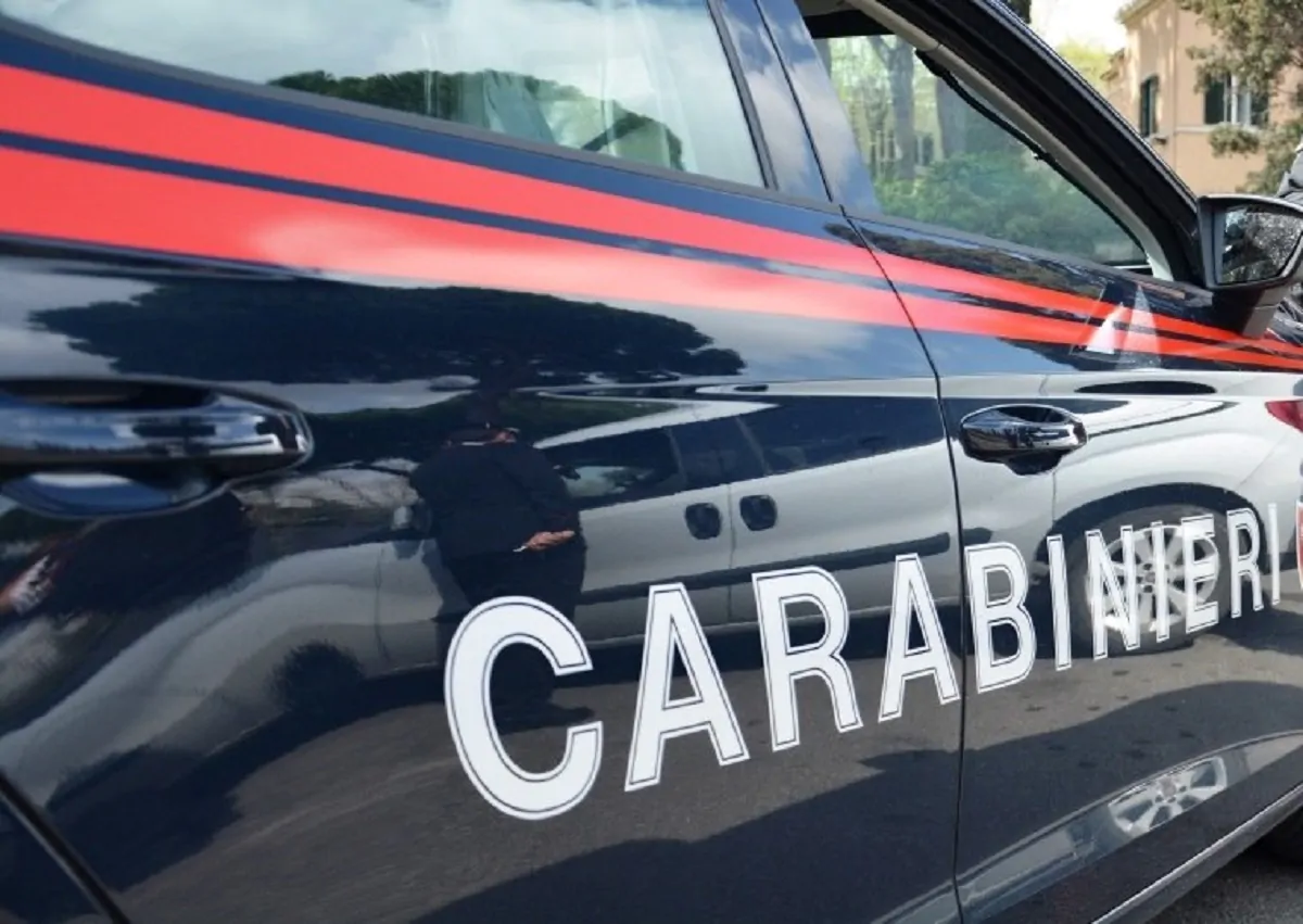 Va dai Carabinieri come parte lesa ed esce come fermato