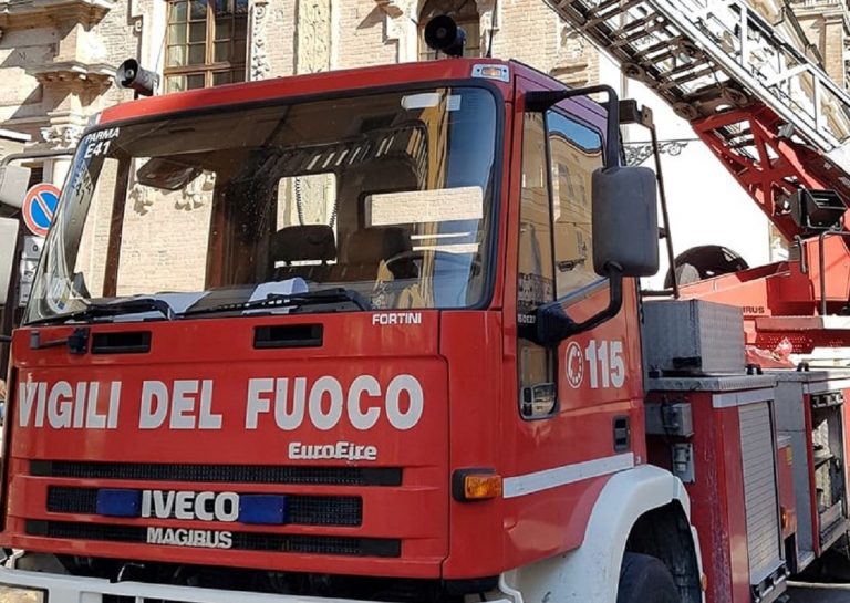 Un'autoscala del 115 impegnata nella rimozione intonaco