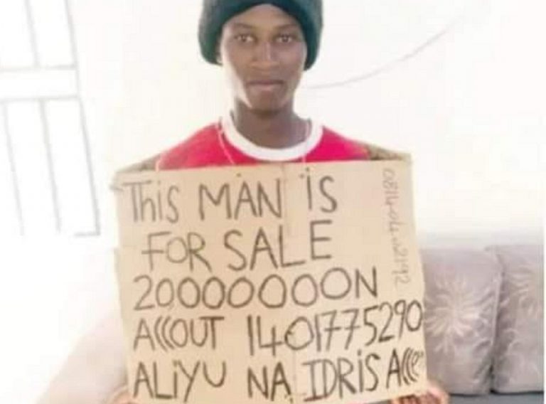 "Sono povero" e si mette in vendita: arrestato